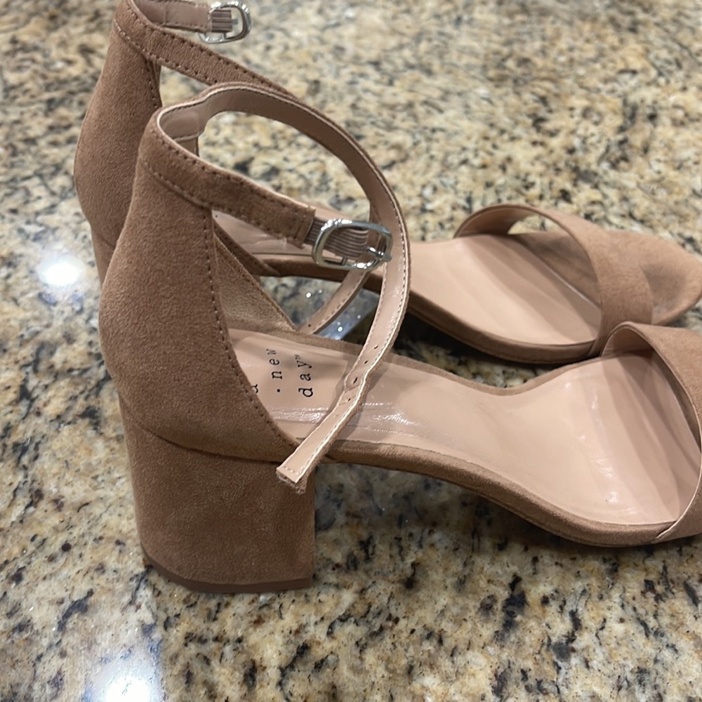Target low nude heels - Picture 2 of 3